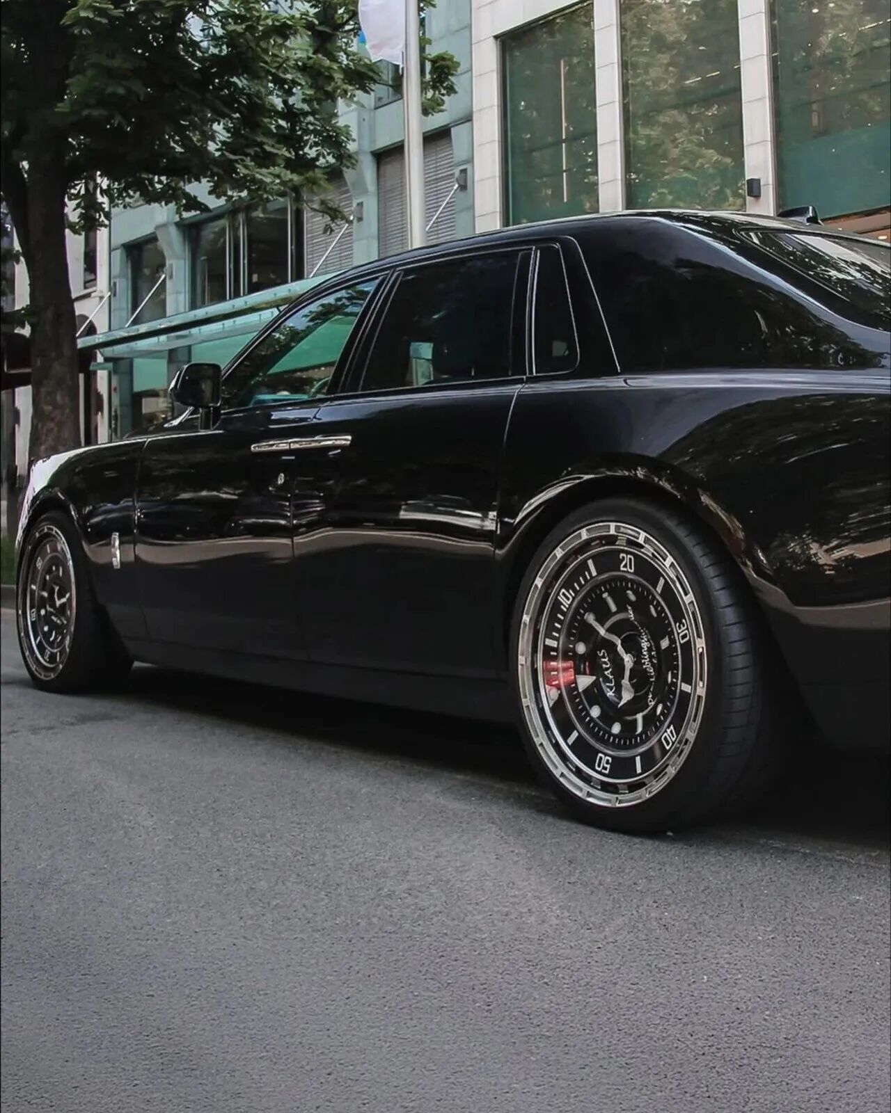 新车上“地暖”了？奔驰出“老头乐”了？法拉利有“北京户口”了？劳斯劳力士“劳上加劳”？欢迎收看「油门到底：圈内热点小事件」